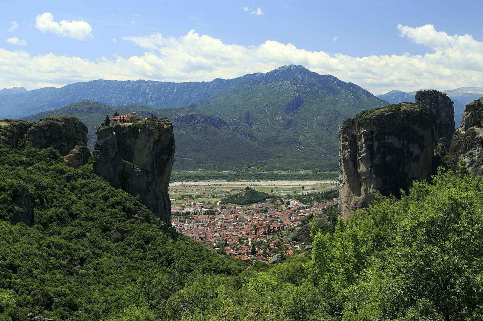 Road and rocks toward Holy Trinity above Kalambaka